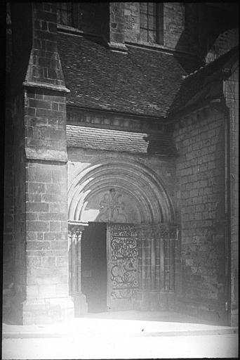 Porte ornée de fers de chevaux cloués