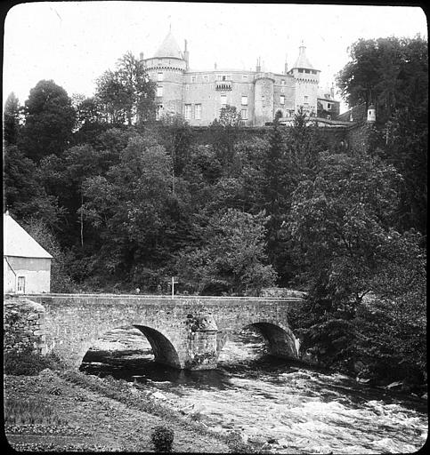 Vue générale prise depuis la Cure et le vieux pont