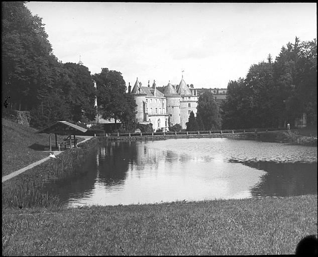 Vue générale prise de la pièce d'eau