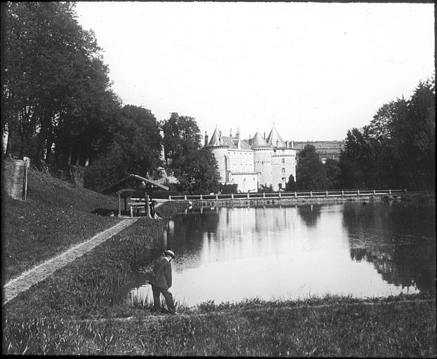 Vue générale prise de la pièce d'eau