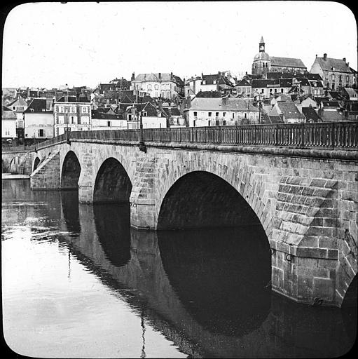 La ville vue des bords de l'Yonne