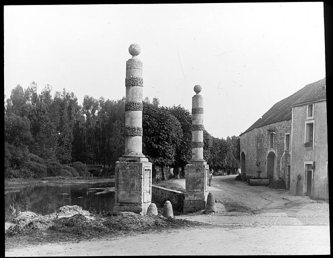 Les deux colonnes de l'ancienne porte sur le quai de l'Armançon