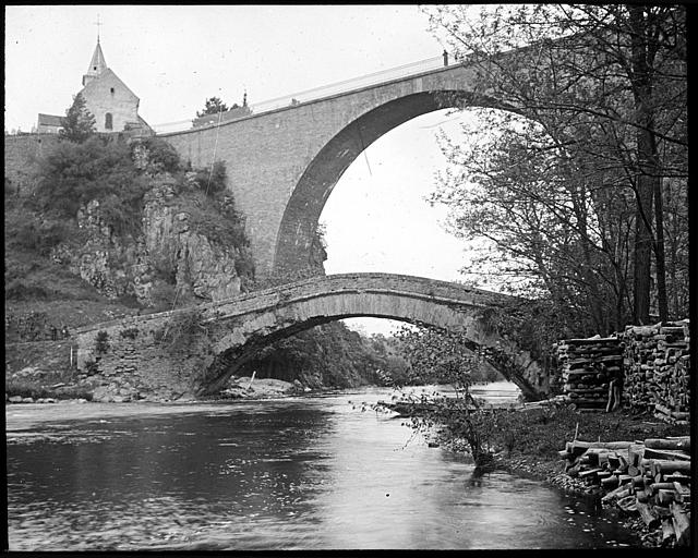 Vue d'ensemble du vieux pont et du viaduc