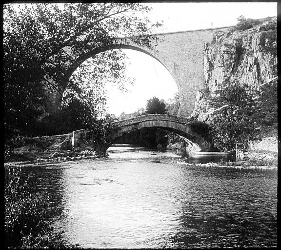 Vue d'ensemble du vieux pont et du viaduc