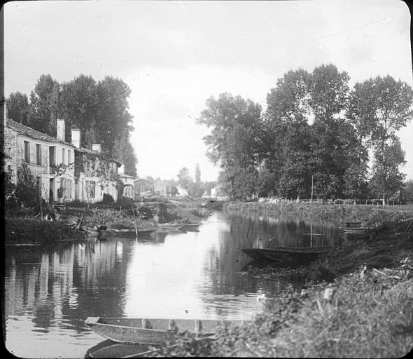 Maisons donnant sur la Sèvre en aval du bourg