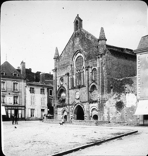 Façade ouest de l'église Saint-Pierre