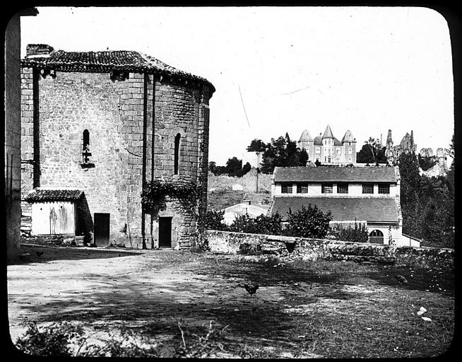 Vue générale ; au premier plan, chevet d'une église romane