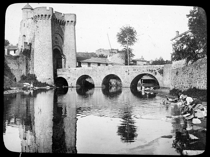 Femmes lavant leur linge près de la porte Saint-Jacques