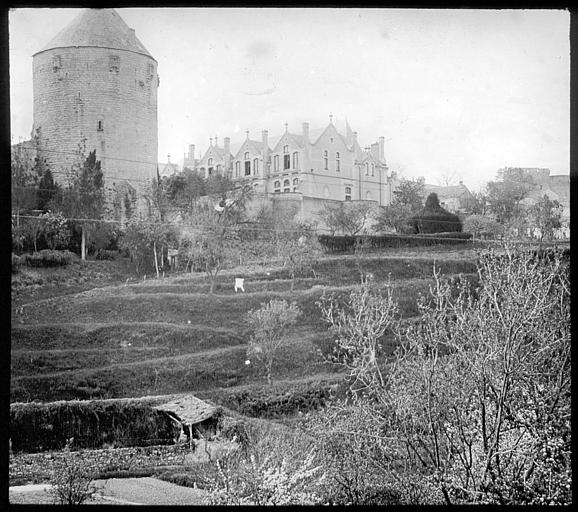 La tour dominant les coteaux de la Madeleine