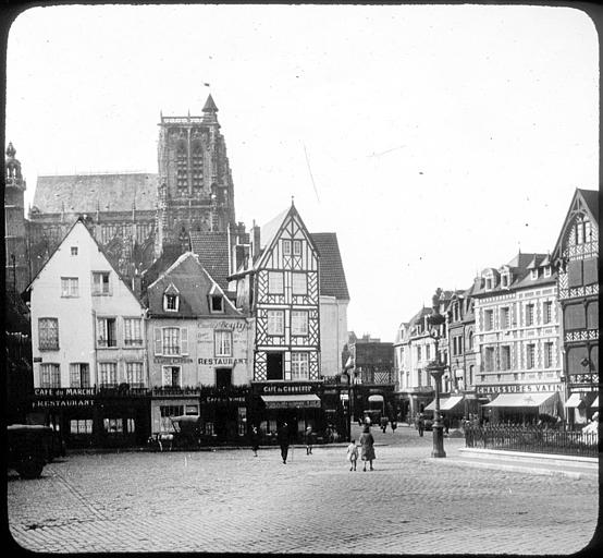 Place commerçante proche de l'église Saint-Vulfran
