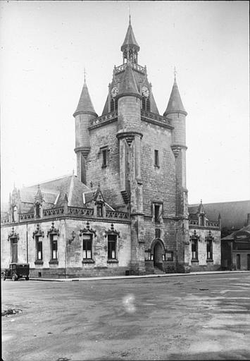 Vue générale, beffroi du 15e siècle