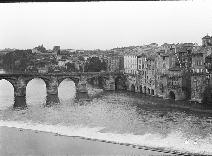 Vue générale de la ville au bord du Tarn