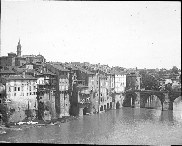Vue générale de la ville au bord du Tarn