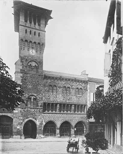 Vue générale de la façade sur la place