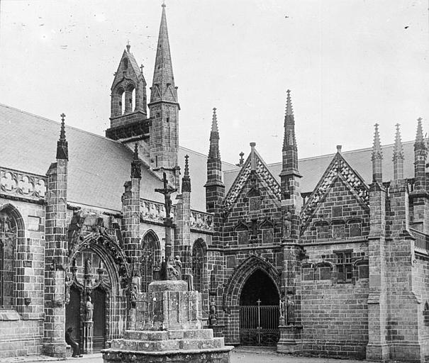 Le calvaire à l'angle de la façade sud et du transept