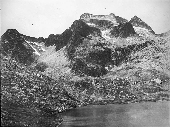Les berges du lac de Cos