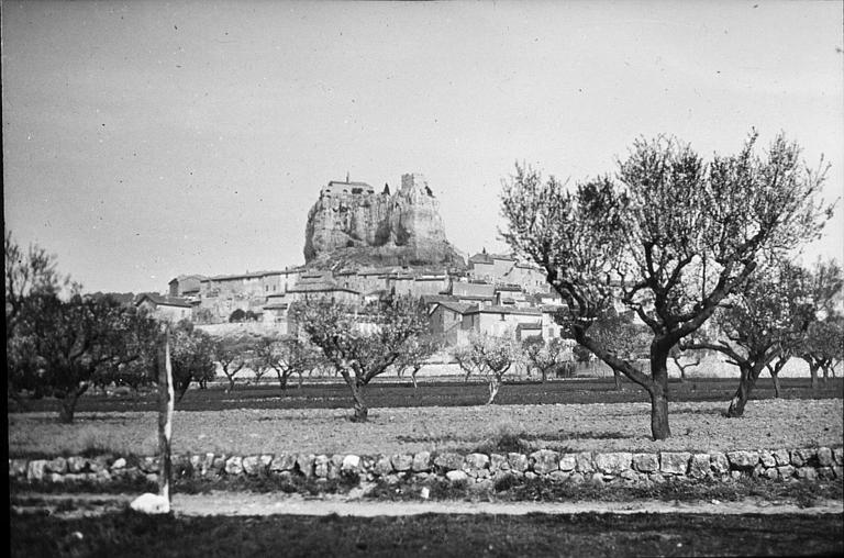 Vue générale du village et du site castral
