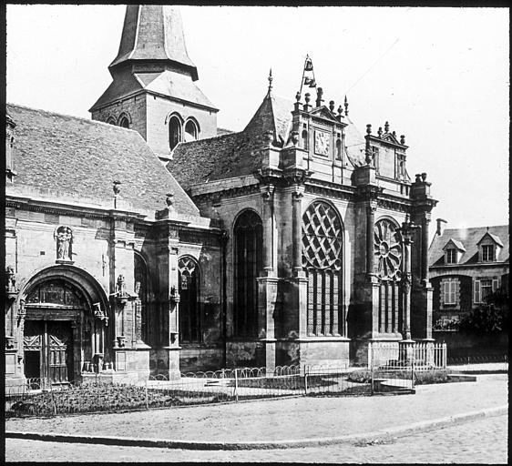 Façade sud, le portail et le transept