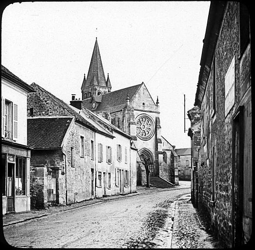 Rue débouchant sur la façade ouest