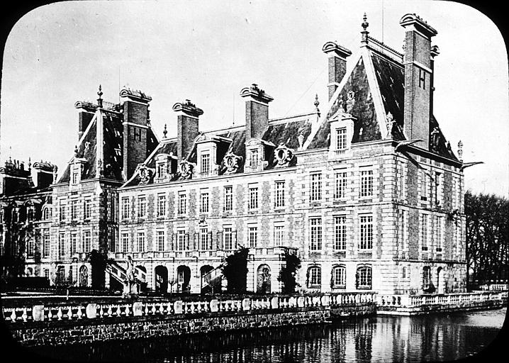 Les douves et la façade côté parc