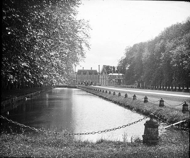 Vue éloignée prise d'une pièce d'eau