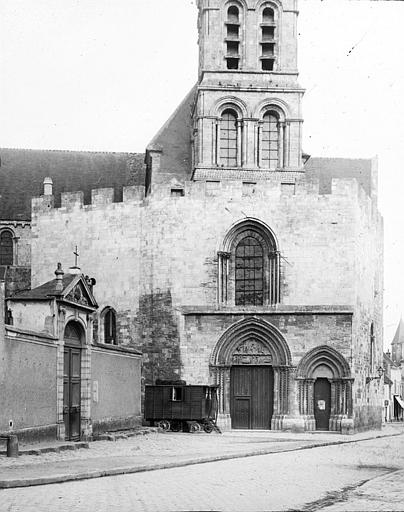 Roulotte devant la façade ouest