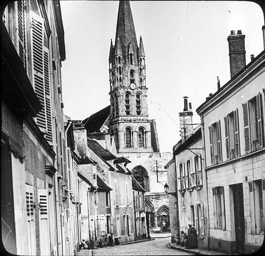 Rue débouchant sur la façade ouest