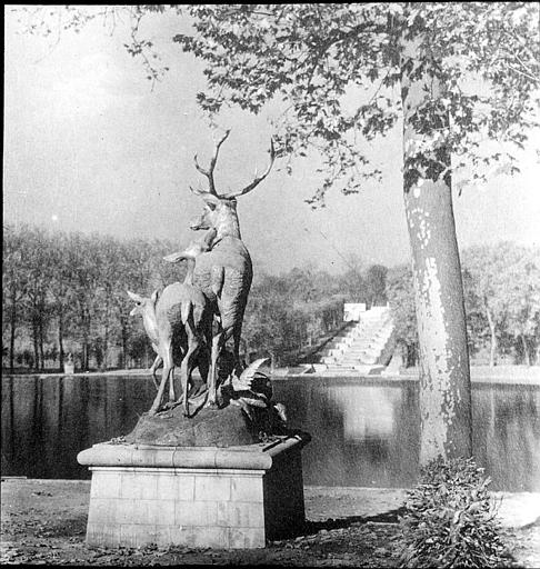 Au bord du bassin, groupe de cerf, biche et faon sculptés