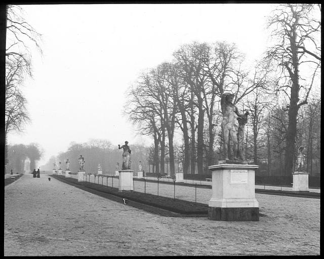 Large allée bordée de statues