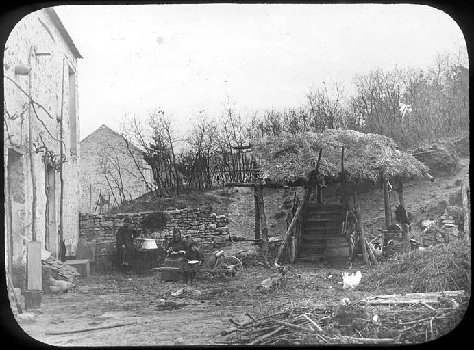 Madame Viron et deux enfants dans la cour de sa ferme