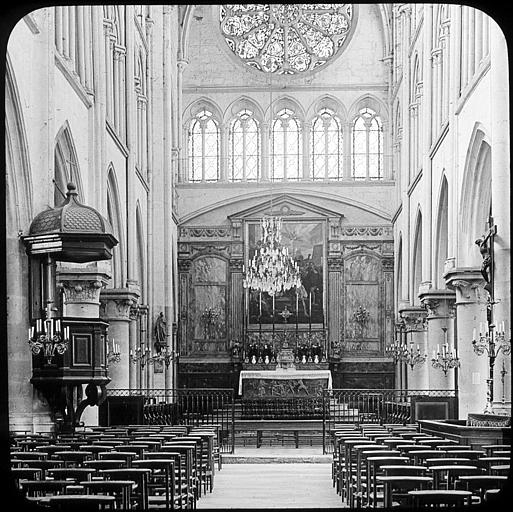 Intérieur, le choeur et l'autel