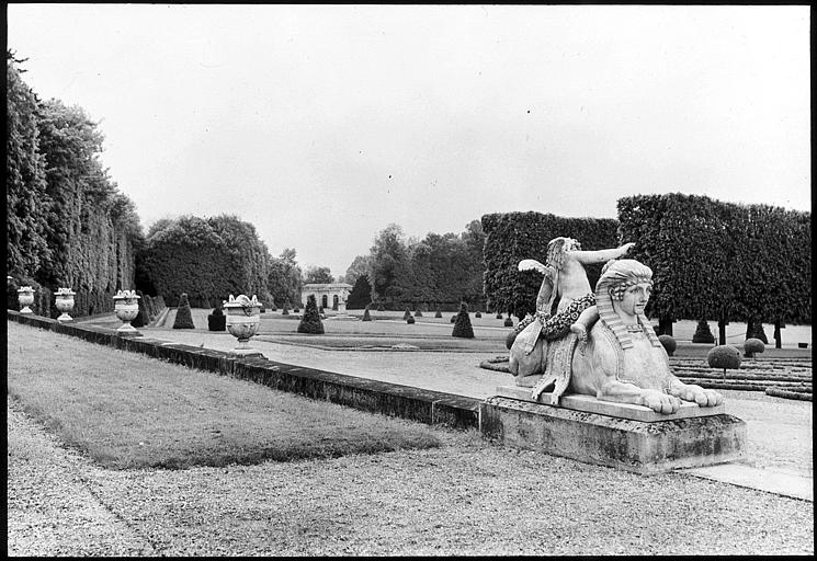 Statue de sphinx dans le parc