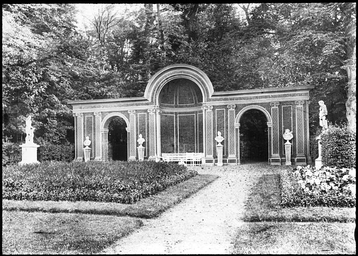 Dans le parc, salon de Madame