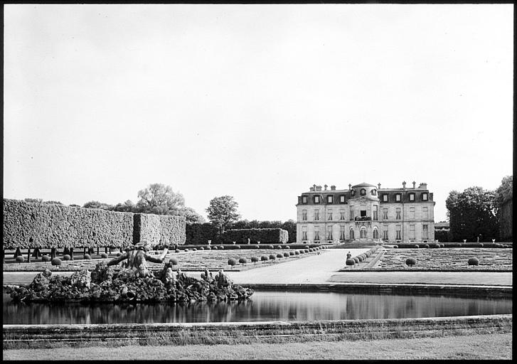 Le château vu du grand bassin