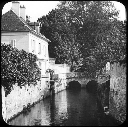 Façade donnant sur le Grand Morin, et pont de pierre
