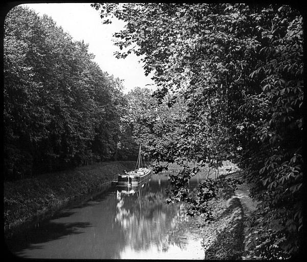 Péniche sur le canal de Chalifert