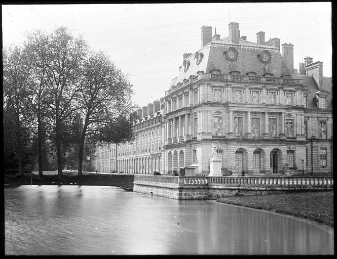 Pavillon d'angle de la cour d'Ulysse et terrasse de l'étang des carpes