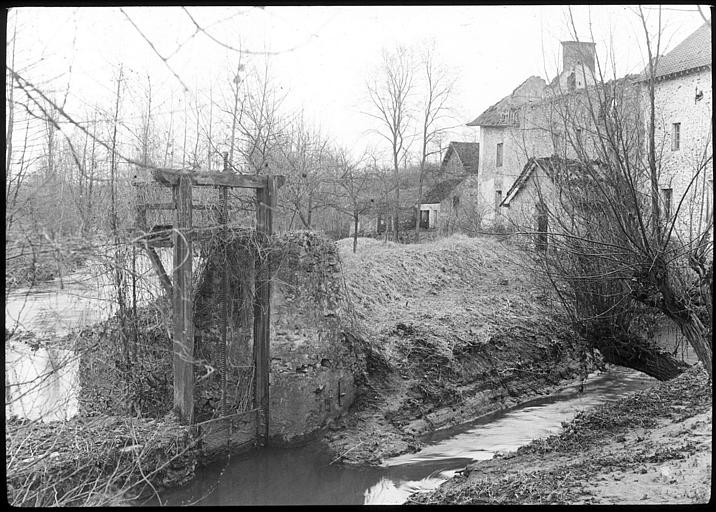 Vue générale des bâtiments à l'abandon