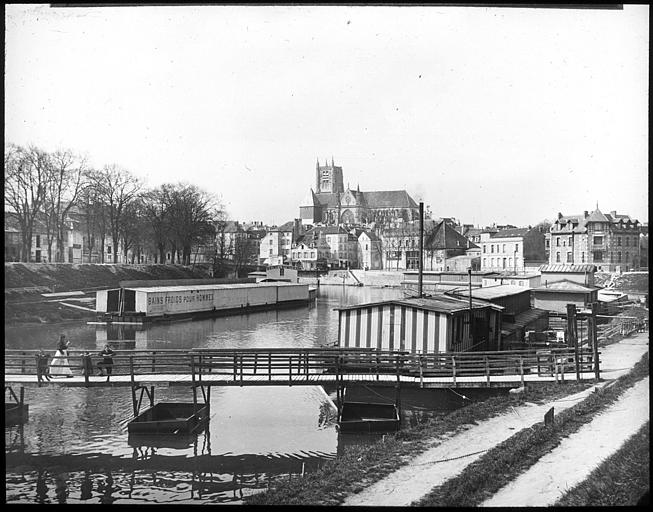 Sur les bords de la Marne, barraques pour la baignade