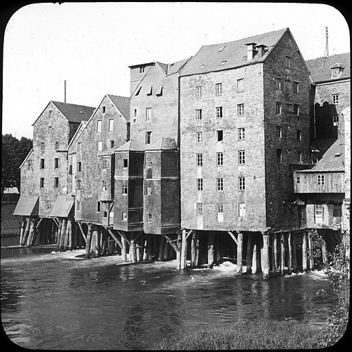 Façades de briques vues de la Marne