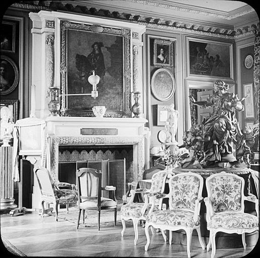 Intérieur, cheminée dans un salon
