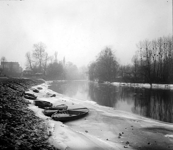 Barques sur la Marne gelée