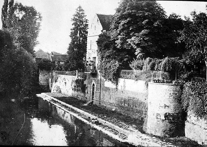Femmes lavant du linge dans le Loing