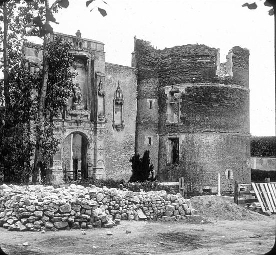 Porte d'entrée à pont levis en cours de restauration