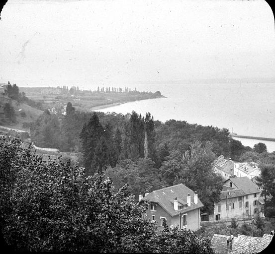 Vue de la terrasse sur le lac Léman, vers Ripaille