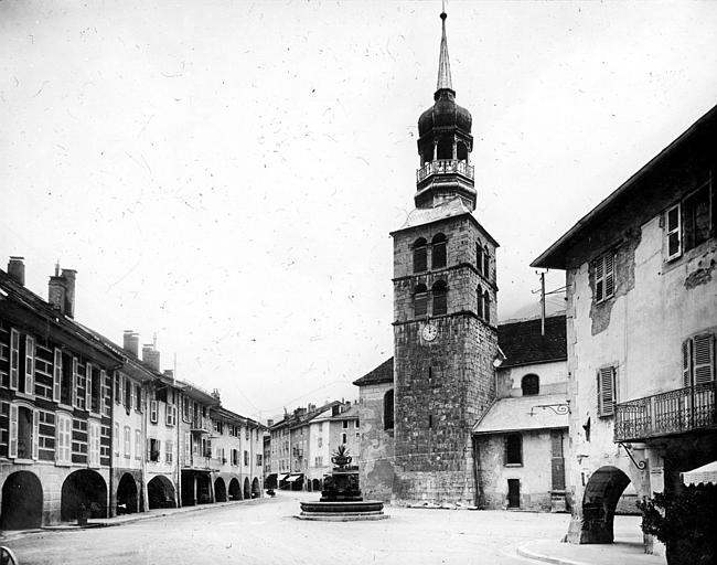 Maisons à arcades sur la place de l'église