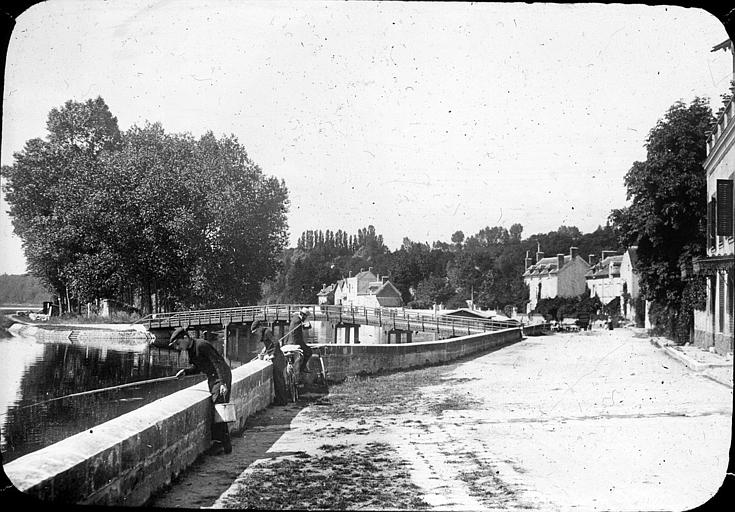 Pêcheurs sur les quais de la Seine au Bas-Samois