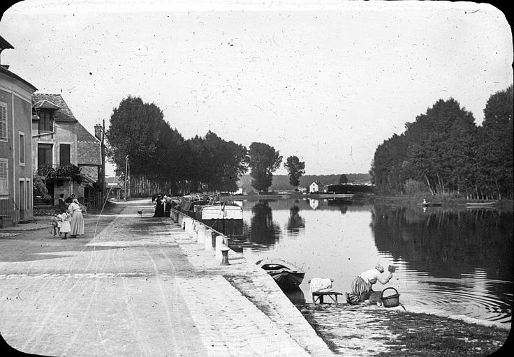 Femme lavant son linge dans la Seine au Bas-Samois