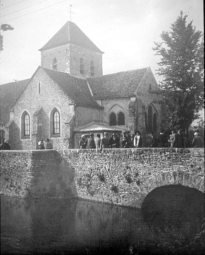 Personnages sur le pont menant à l'église