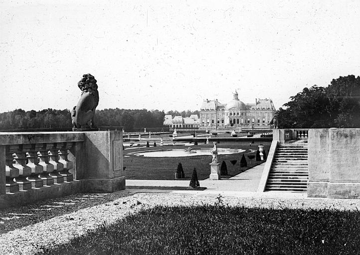 Vue générale du parc et du château prise d'une terrasse